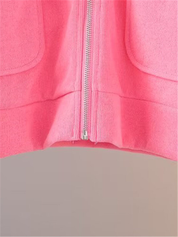 Suures suuruses naisteriiete aluskrae kevad- ja sügisene pikkade varrukatega mantel, vabaaja jope lukuga ja taskutega rinnakale daamile