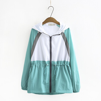 Suures suuruses naisterõivad suvine õhuke vabaaja jope, kontrastvärvi, blokeeritud kapuutsiga lukuga jakk ja vöökohal on pingutusnöör