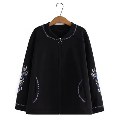 Suures suuruses naiste mantel, ümmargune kaelus, pikkade varrukatega paksendatud mantel, mille sees on plüüs, varrukatel tikitud lillemotiiv