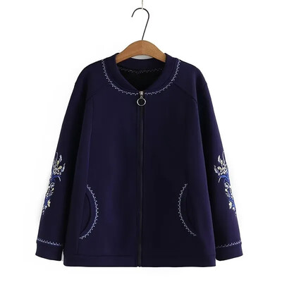 Suures suuruses naiste mantel, ümmargune kaelus, pikkade varrukatega paksendatud mantel, mille sees on plüüs, varrukatel tikitud lillemotiiv