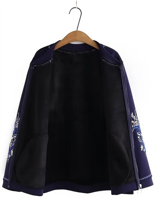 Suures suuruses naiste mantel, ümmargune kaelus, pikkade varrukatega paksendatud mantel, mille sees on plüüs, varrukatel tikitud lillemotiiv