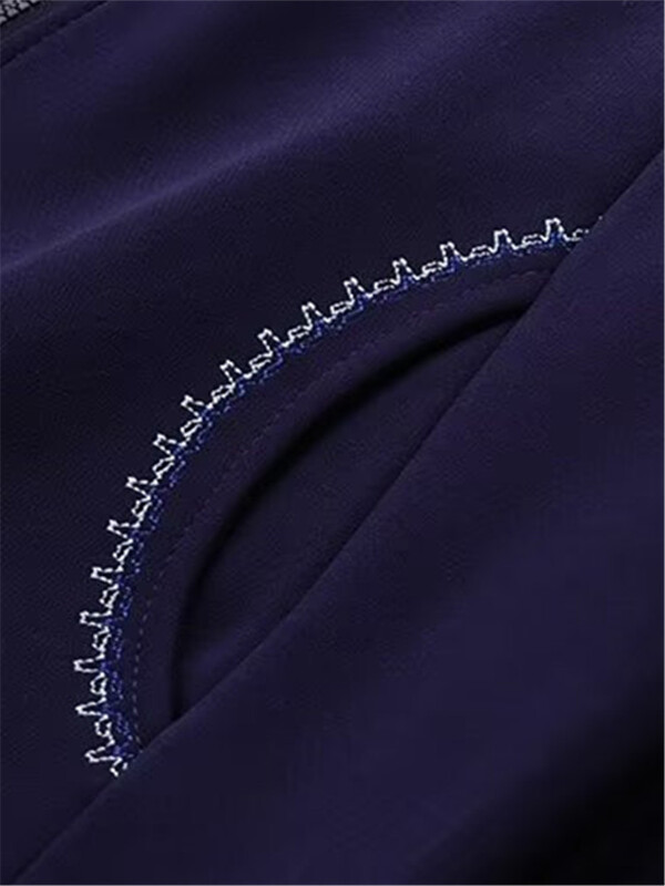 Suures suuruses naiste mantel, ümmargune kaelus, pikkade varrukatega paksendatud mantel, mille sees on plüüs, varrukatel tikitud lillemotiiv