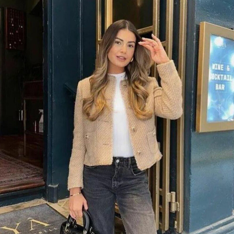 PB&ZA 2024 kevad uus naistemood temperamendiga vabaaja mitmekülgne erksa siidi tekstuuriga ümara kaelusega lühike jakk