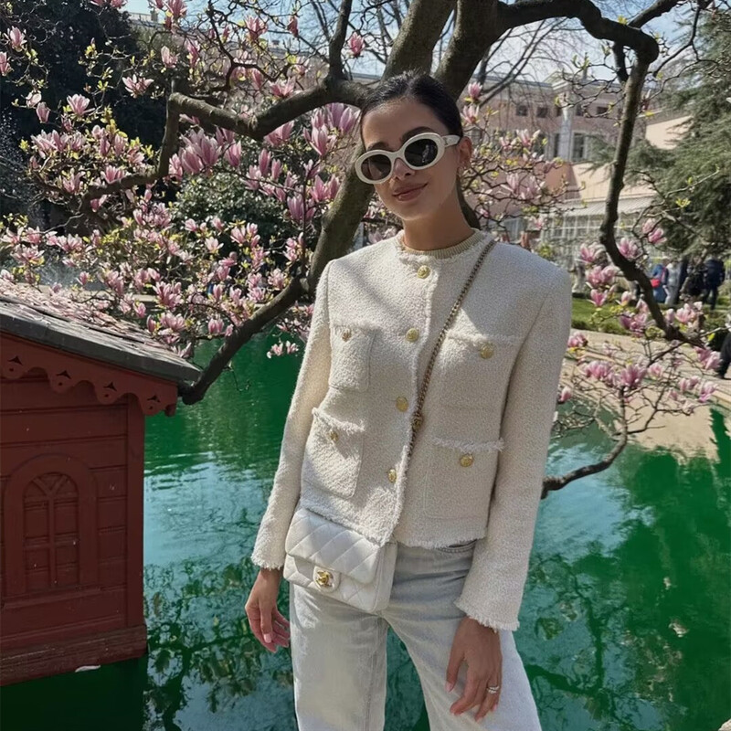 PB&ZA 2024 kevad uus naistemood temperamendiga vabaaja mitmekülgne erksa siidi tekstuuriga ümara kaelusega lühike jakk