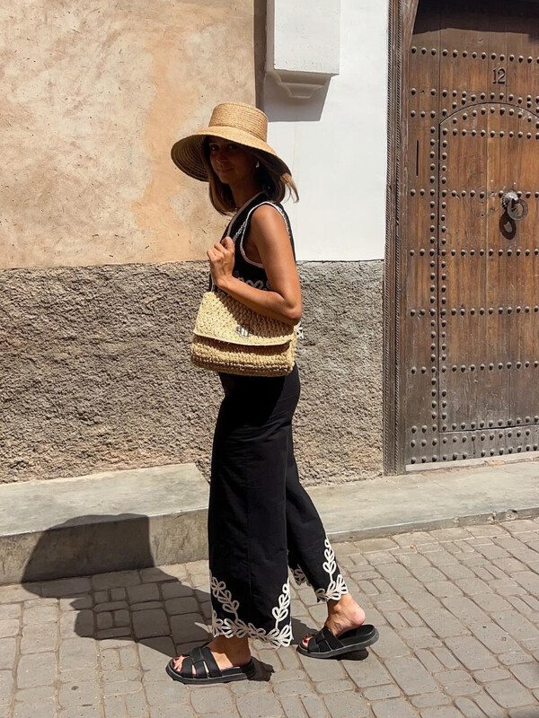 Novo modno odijelo s oštrim prslukom s kontrastnim printom i elegantnim ženskim majicama bez rukava s V izrezom Komplet hlača širokih nogavica Elegantna ženska odjeća