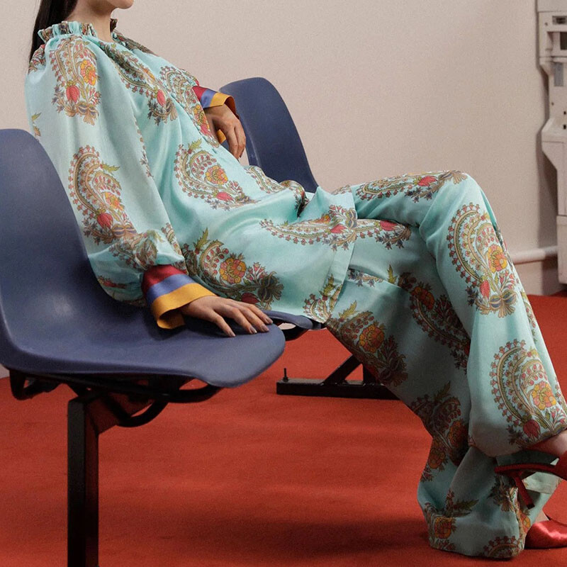 V-kaelusega laternaga varrukatega ülaosa ja pikkade pükstega ülikond Elegantsed lahtised kommunikatsioonikomplektid 2024. aasta sügis, uue mustriga trükitud naiste komplektid