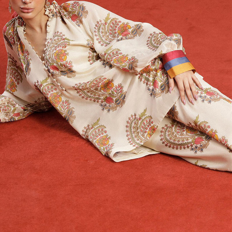 V-kaelusega laternaga varrukatega ülaosa ja pikkade pükstega ülikond Elegantsed lahtised kommunikatsioonikomplektid 2024. aasta sügis, uue mustriga trükitud naiste komplektid