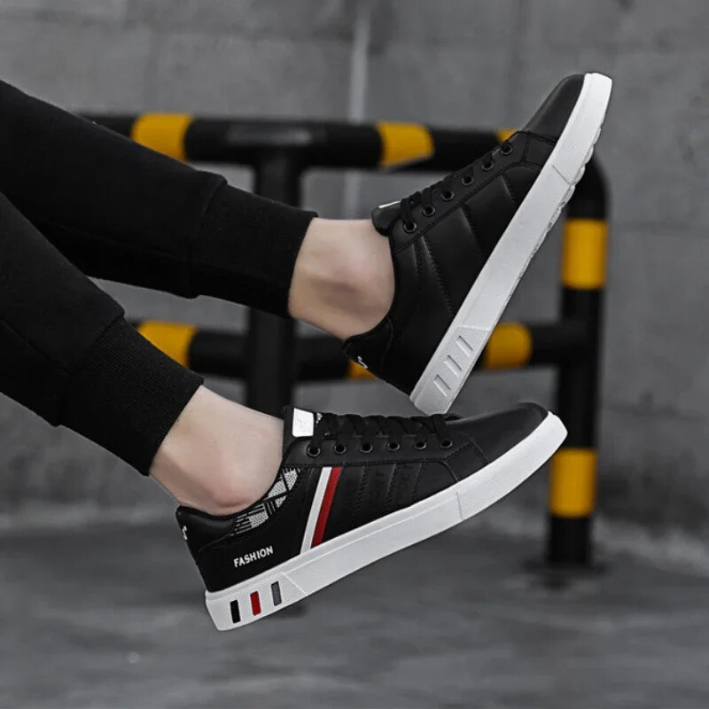 2024 Uued lamedad mugavad jalatsid meestele Mood PU-nahast meeste vabaajajalatsid Luksuslikud meeste tossud, valged vulkaniseeritud tossud