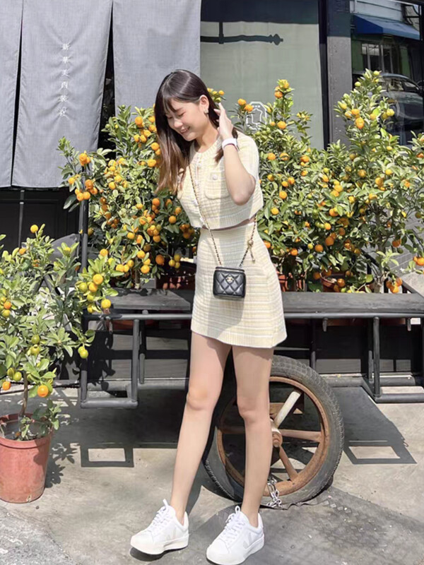 Летен корейски шикозен дамски костюм с пола на 2024 г. Модно плетено горно яке с О-образно деколте с висока талия Пола от 2 части