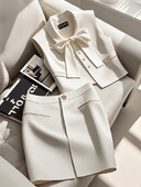 Ljeto 2024., ležerno jednobojno odijelo jedinstvenog temperamenta, minimalistički gornji dio kratke suknje, dvodijelni ženski set