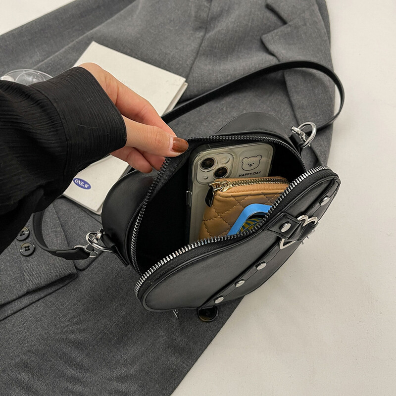 Ženska jednostavna torbica PU kožna mala torbica sa zakovicama u obliku srca, jednobojna, podesiva vrpca, ženska vanjska torba