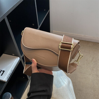 Male kožne torbe ispod pazuha za žene Ljeto 2023. Torba na rame s lancem preko ramena Ženske vintage torbice ispod pazuha bolsa