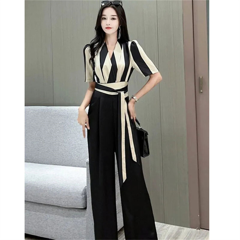 Prugasti kombinezon kratkih rukava za žensko ljeto 2024. Visokokvalitetni kombinezon s V-izrezom i širokim nogavicama u struku.