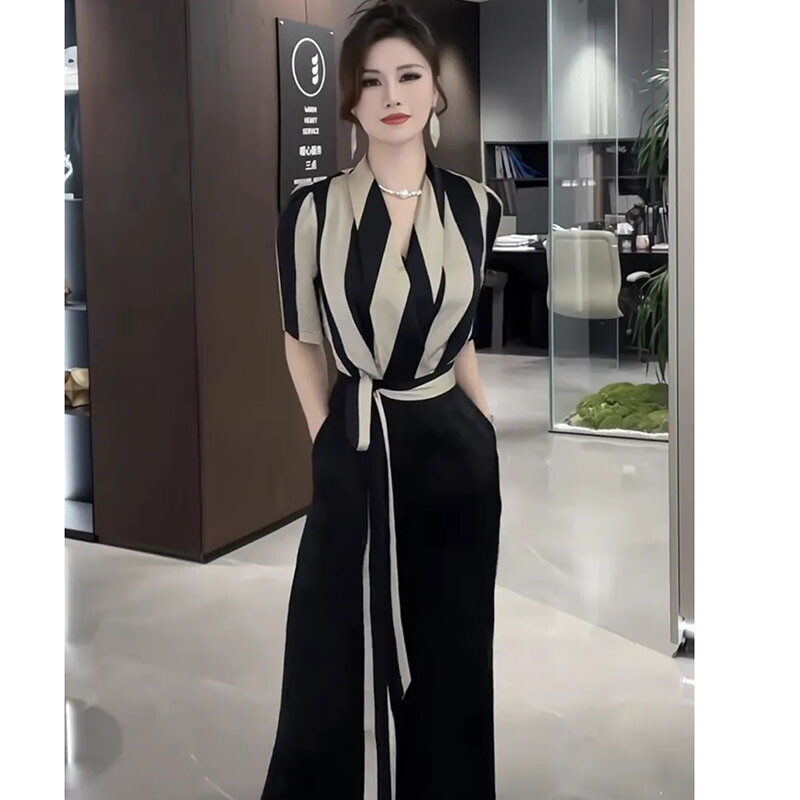 Prugasti kombinezon kratkih rukava za žensko ljeto 2024. Visokokvalitetni kombinezon s V-izrezom i širokim nogavicama u struku.