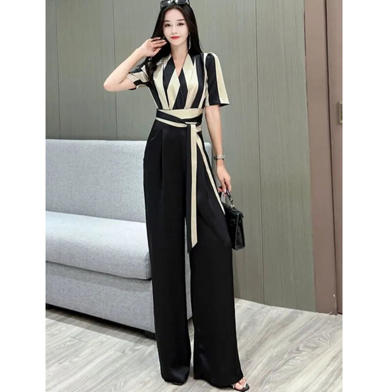 Prugasti kombinezon kratkih rukava za žensko ljeto 2024. Visokokvalitetni kombinezon s V-izrezom i širokim nogavicama u struku.