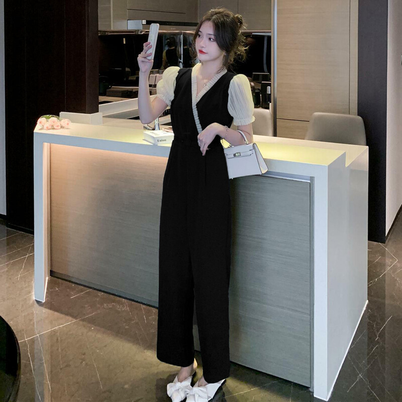 YZJNH Ljeto 2024. Novi francuski modni jednostavni kombinezon s V-izrezom s remenom, crni ženski kombinezon od čipke