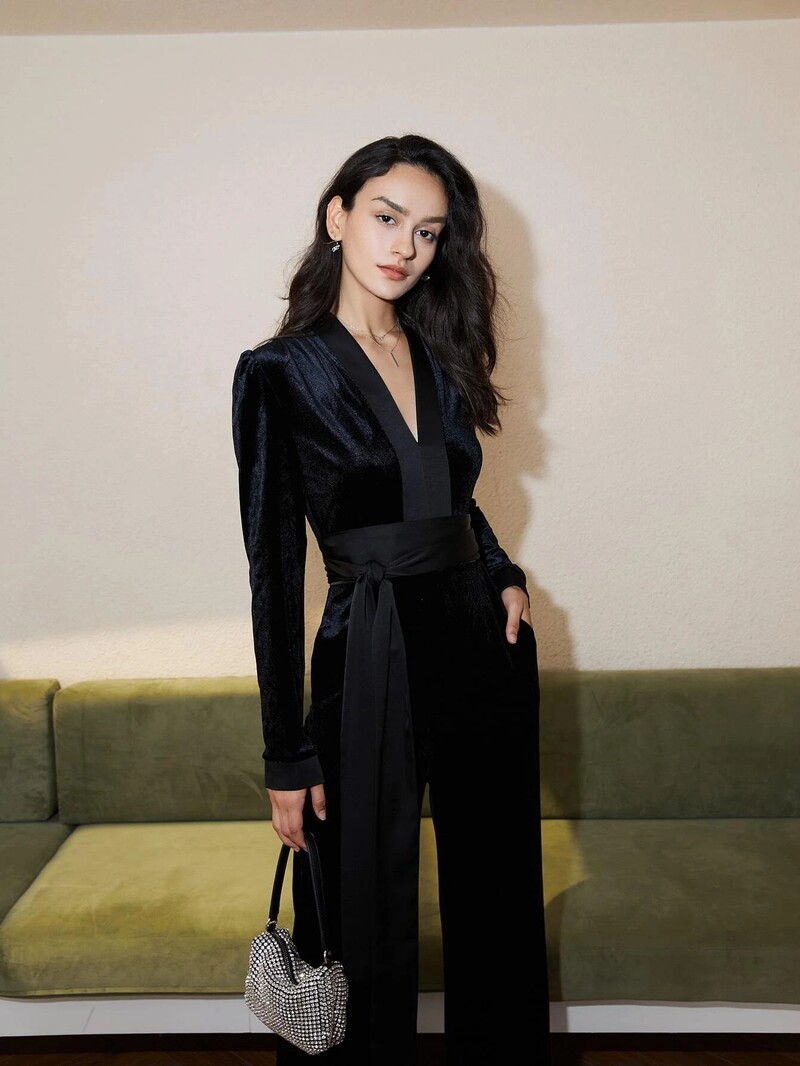 AEL Woman Vrhunski modni kombinezon s V izrezom s remenom i baršunastim zastorom Hlače, kombinezoni za uredske dame, elegantni kombinezoni, novo 2024.