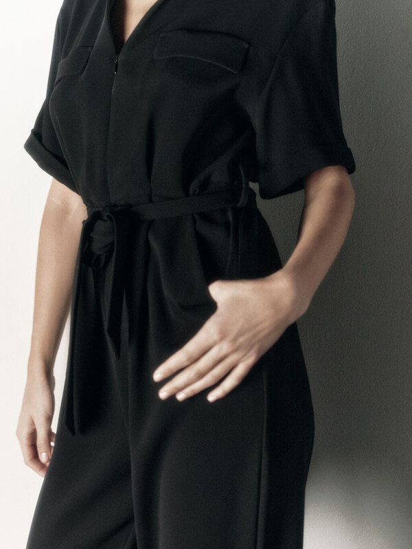 TRAF Novi ženski kombinezon na rever, modni kombinezon s V-izrezom, crni za mršavljenje, s remenom, patentnim zatvaračem, džepom na rever, kombinezon kratkih rukava Mujer