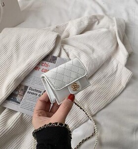 2024. Luksuzna mini kožna torba Ženska viseća torba oko vrata Kamelija Torbica Romb Slušalice/ruž za usne/Ključevi Torba s bisernim lancem Torbica oko struka