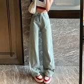 Naine kõrge vöökohaga vanaaegse disaineriga virnastatud teksad Naiste suured laiad püksid, tüdrukud, mood valged helesinised teksapüksid