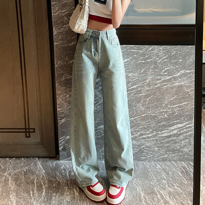 Naine kõrge vöökohaga vanaaegse disaineriga virnastatud teksad Naiste suured laiad püksid, tüdrukud, mood valged helesinised teksapüksid