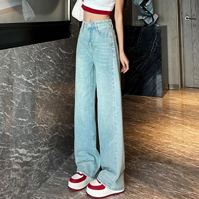 Naine kõrge vöökohaga vanaaegse disaineriga virnastatud teksad Naiste suured laiad püksid, tüdrukud, mood valged helesinised teksapüksid