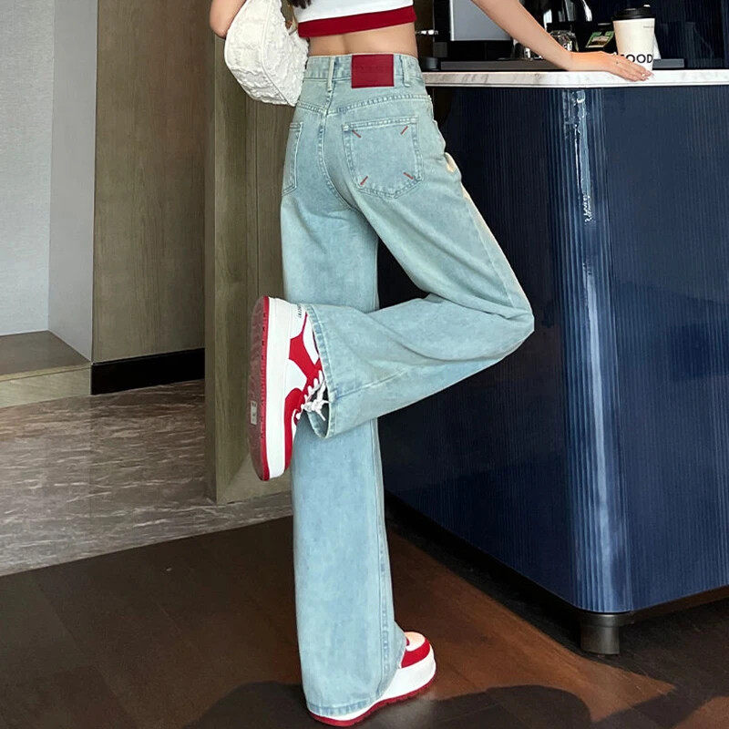 Naine kõrge vöökohaga vanaaegse disaineriga virnastatud teksad Naiste suured laiad püksid, tüdrukud, mood valged helesinised teksapüksid