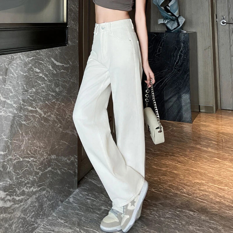 Naine kõrge vöökohaga vanaaegse disaineriga virnastatud teksad Naiste suured laiad püksid, tüdrukud, mood valged helesinised teksapüksid