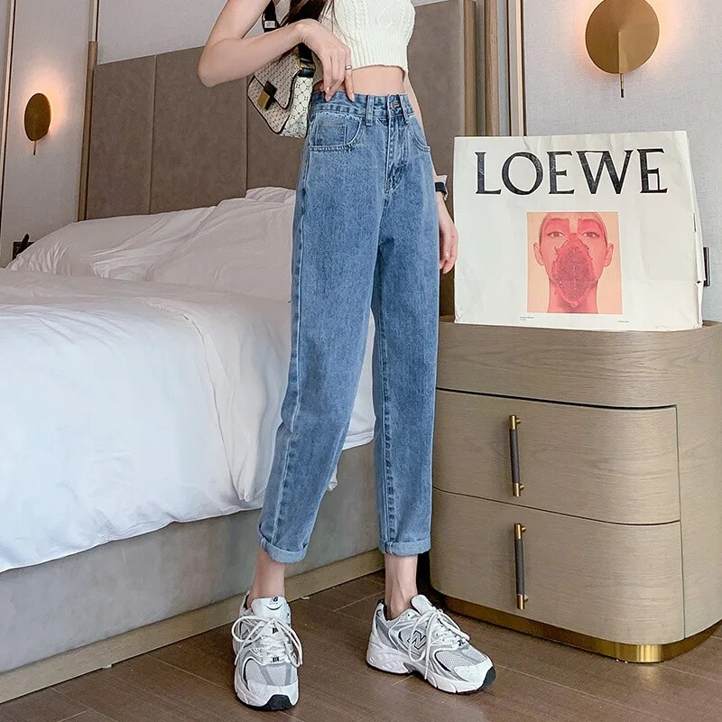 Mitmekülgsed kõrge vöökohaga salenemist soodustavad, sirge jalaga teksad naistele