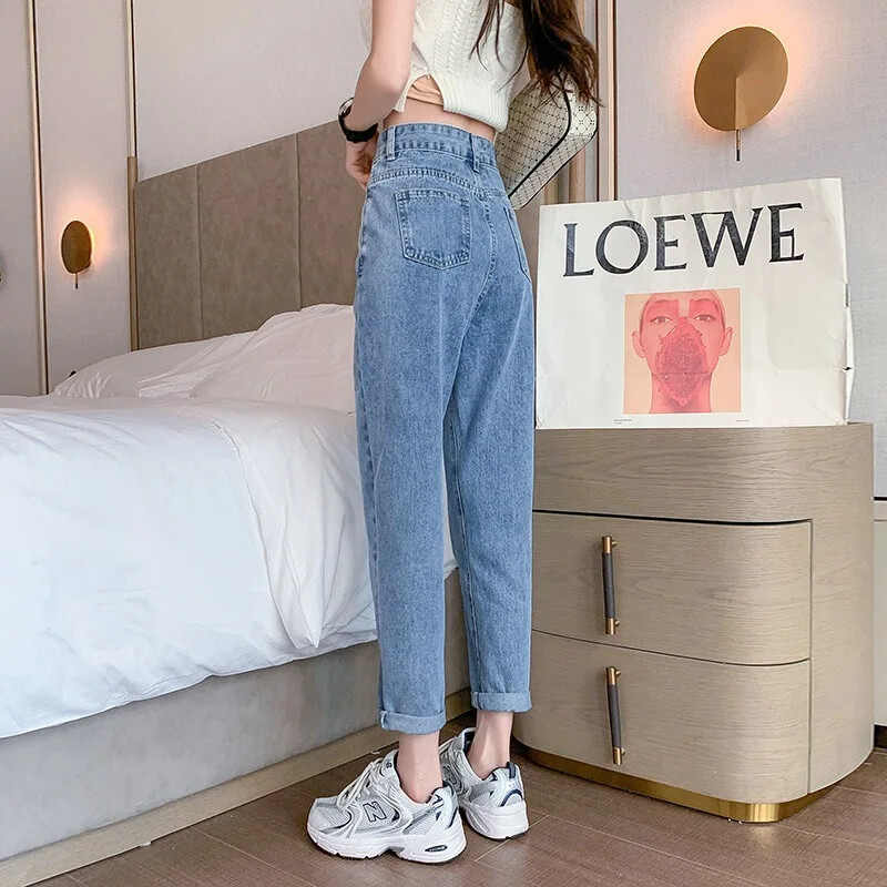 Mitmekülgsed kõrge vöökohaga salenemist soodustavad, sirge jalaga teksad naistele