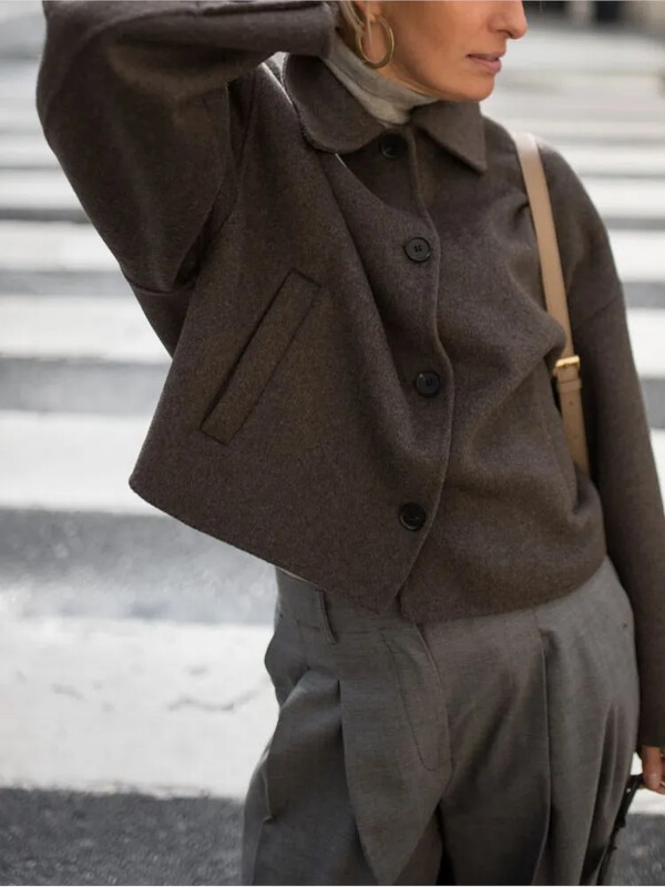 Vabaaja mood rev, pikkade varrukatega kärbitud mantel naiste elegantne soliidne üherealine jakk Sügistalvine šikk, soe tänavariietus