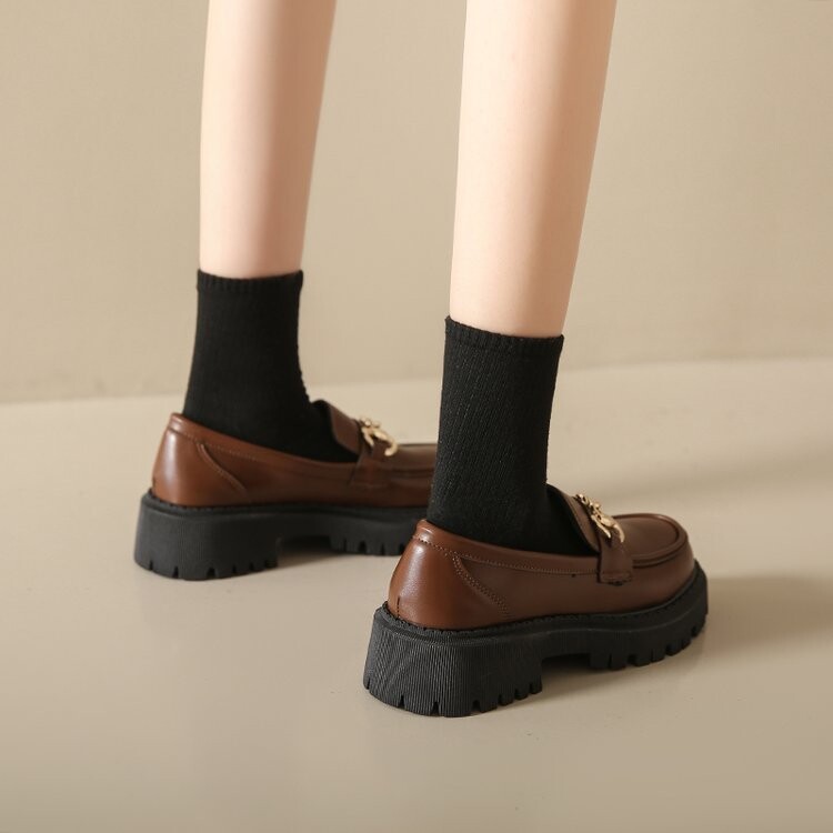 Metallist keti disainiga naiste kingad 2023. aasta sügis Briti stiilis naiste nahast kingad Preppy Style Girl Platform Vormiringad Zapatos