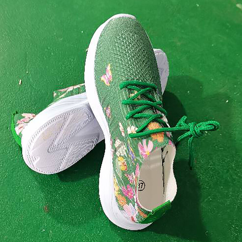 Naiste hingavad kudumisjalatsid Uued lendavad kudumistossud Võrgusilmast ümmarguse peaga pitsiga, pehme põhjaga mugavad tossud naistele