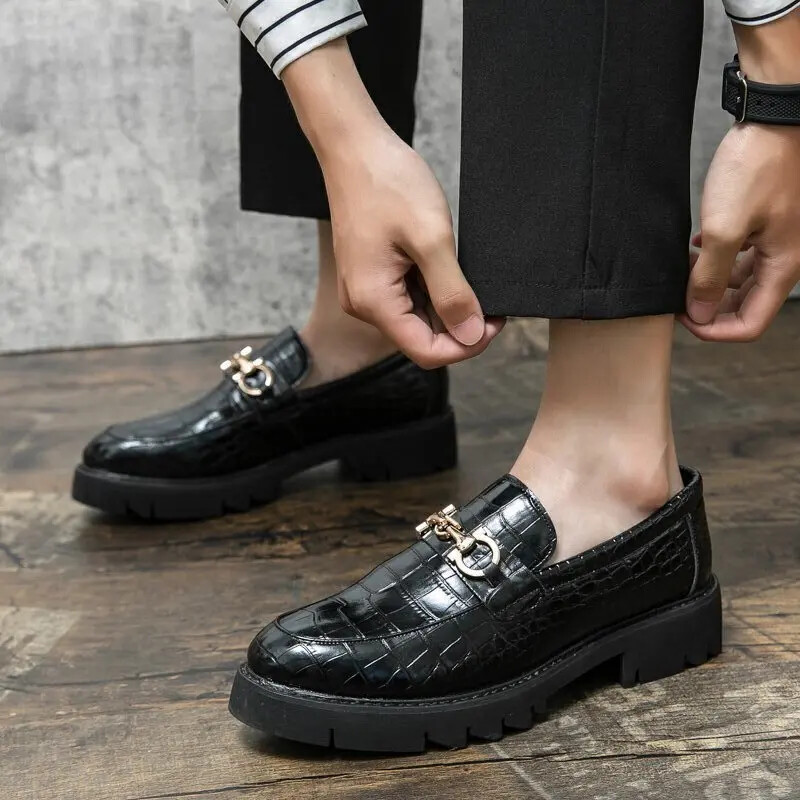 2024 Pantofii bărbați ascuțiți poartă pantofi de nuntă de ultimă generație în biroul tipărit, pantofi formali pentru bărbați pentru banchete de nuntă