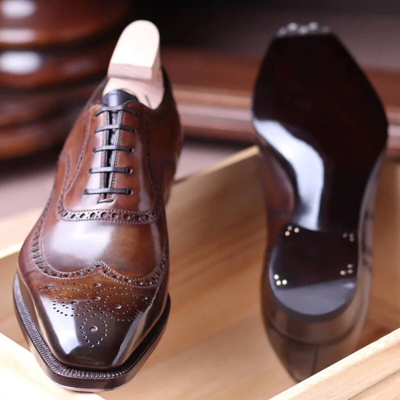 Klasične brogue muške cipele Smeđe crne poslovne četvrtaste cipele s izrezbarenim oksfordskim crvenim potplatom na vezanje muške svečane cipele 