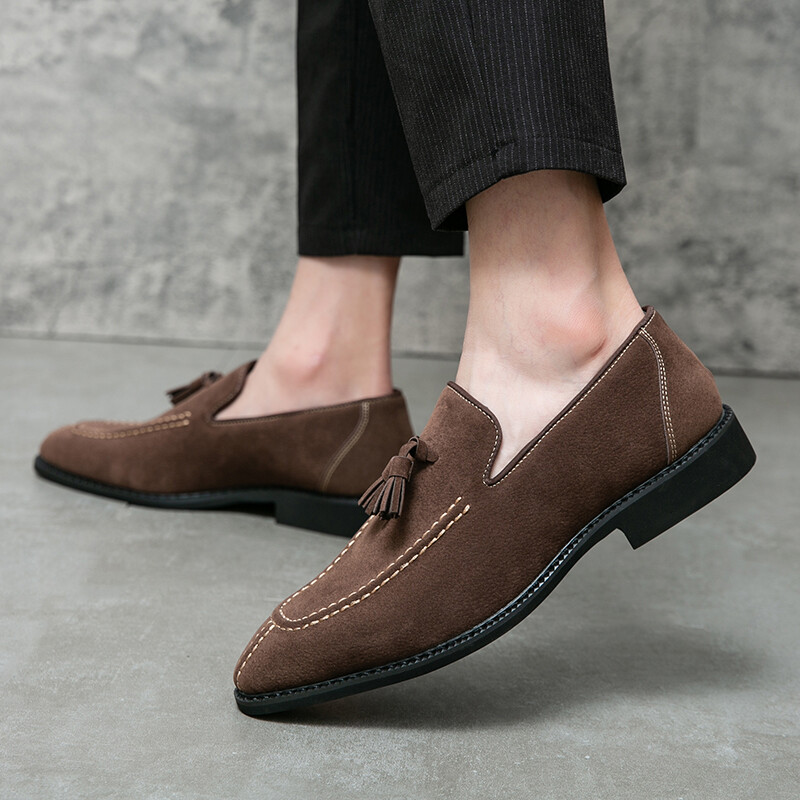 Noutate Marea Britanie Ciucuri negru maro ascuțit Pantofi asortați pentru bărbați Mocasini casual Încălțăminte de rochie formală Sapatos Tenis Masculino