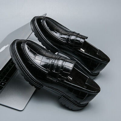 Nove modne cipele sa šiljastom kožom na debelom potplatu Sjajno lice Ležerne poslovne kožne cipele Prozračne moderne muške ležerne cipele za brod