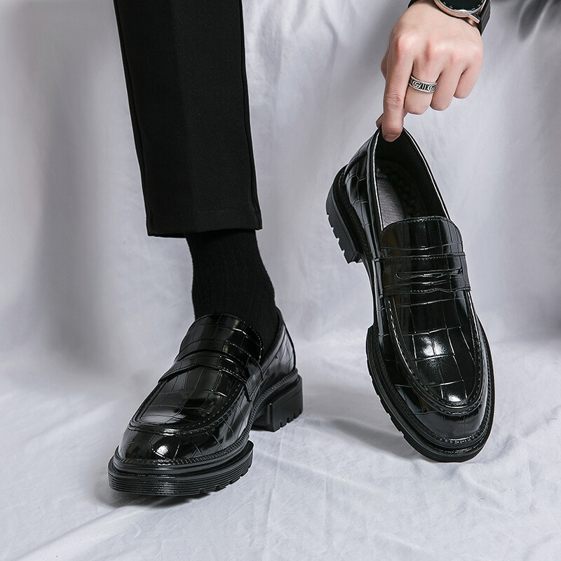 Nove modne cipele sa šiljastom kožom na debelom potplatu Sjajno lice Ležerne poslovne kožne cipele Prozračne moderne muške ležerne cipele za brod