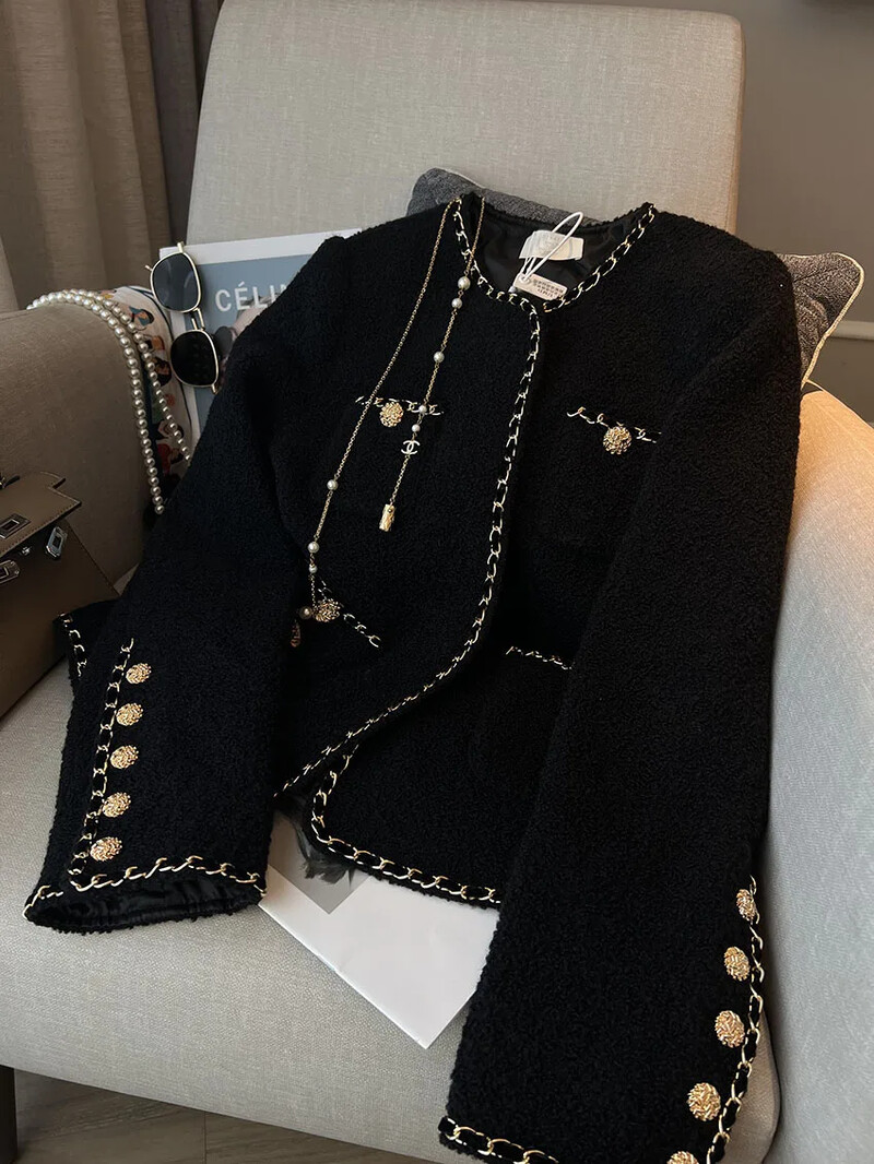 2024. Zima Jesen Ženske popularne prekrasne šik kratke mirisne jakne sako sa okruglim izrezom sa zlatnim rubom.