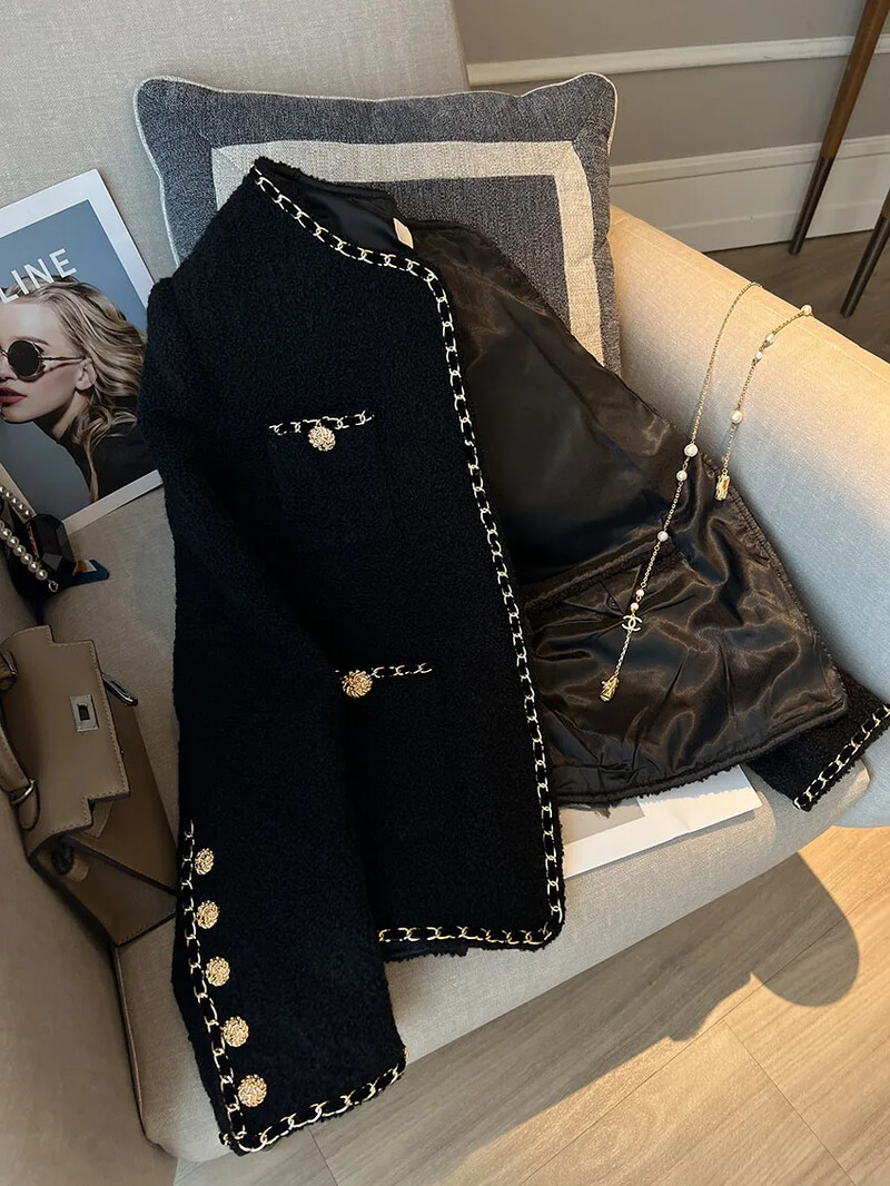 2024. Zima Jesen Ženske popularne prekrasne šik kratke mirisne jakne sako sa okruglim izrezom sa zlatnim rubom.