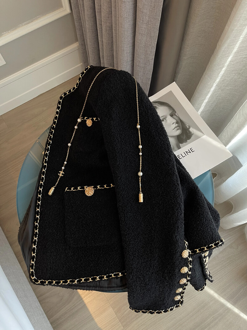 2024. Zima Jesen Ženske popularne prekrasne šik kratke mirisne jakne sako sa okruglim izrezom sa zlatnim rubom.