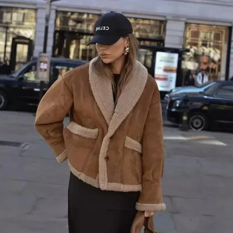 2024. aasta uus Euroopa ja Ameerika vabaaja kunstkarusnahast integreeritud naisteriided retrokrae suur tasku lühike lambavillane soe jope