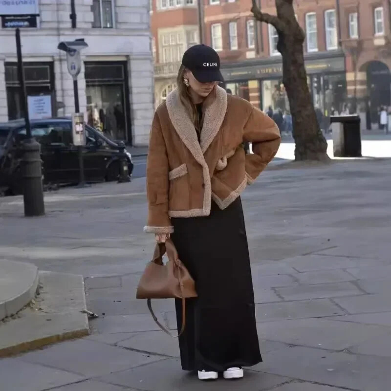 2024. aasta uus Euroopa ja Ameerika vabaaja kunstkarusnahast integreeritud naisteriided retrokrae suur tasku lühike lambavillane soe jope