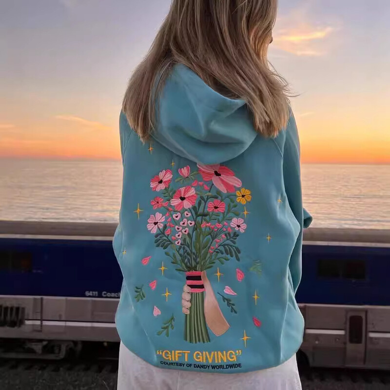 Nova ženska majica s kapuljačom Chasing Sunsets iz 2024. godine