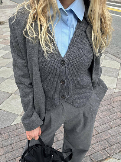 MiuKoMiYa lühikesed kootud vestid naistele 2024 Varrukateta kardiganid V-kaelusega lühikesed hallid välirõivad kevadised naiste vestid, kootud särk