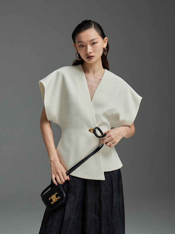 TWOTWINSTYLE ebaregulaarsed õhukesed mantlid naistele V-kaelusega varrukateta, nööbiga täismantlid, naiste rõivastiil 2023 kevad uus