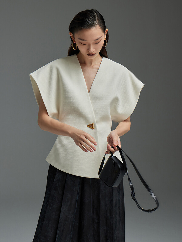 TWOTWINSTYLE ebaregulaarsed õhukesed mantlid naistele V-kaelusega varrukateta, nööbiga täismantlid, naiste rõivastiil 2023 kevad uus