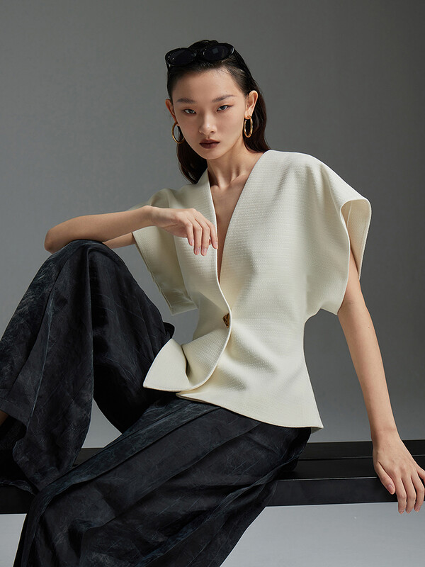 TWOTWINSTYLE ebaregulaarsed õhukesed mantlid naistele V-kaelusega varrukateta, nööbiga täismantlid, naiste rõivastiil 2023 kevad uus