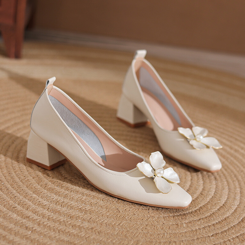 2023 Νέα γαλλικά γυναικεία παπούτσια με χοντρό τακούνι με τετράγωνο δάχτυλο Κορεατικού στυλ Φθινοπωρινά Μονά παπούτσια Pearl Flower Δέρμα με χαμηλό τακούνι Γυναικεία παπούτσια