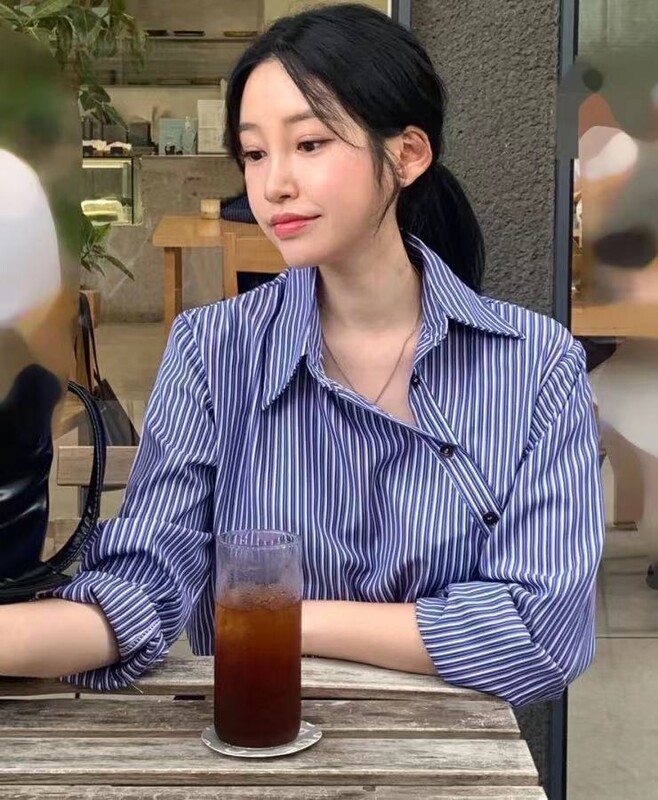 Ženska labava prugasta košulja s otvorenim ramenima, gornji dio dugih rukava s dijagonalnim gumbima, ležerna svakodnevna ženska odjeća